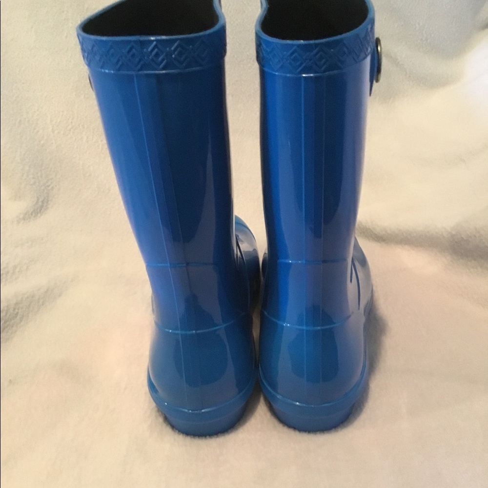 ๐New Ugg Mid Calf Boots! ๐ - Picture 6 of 9